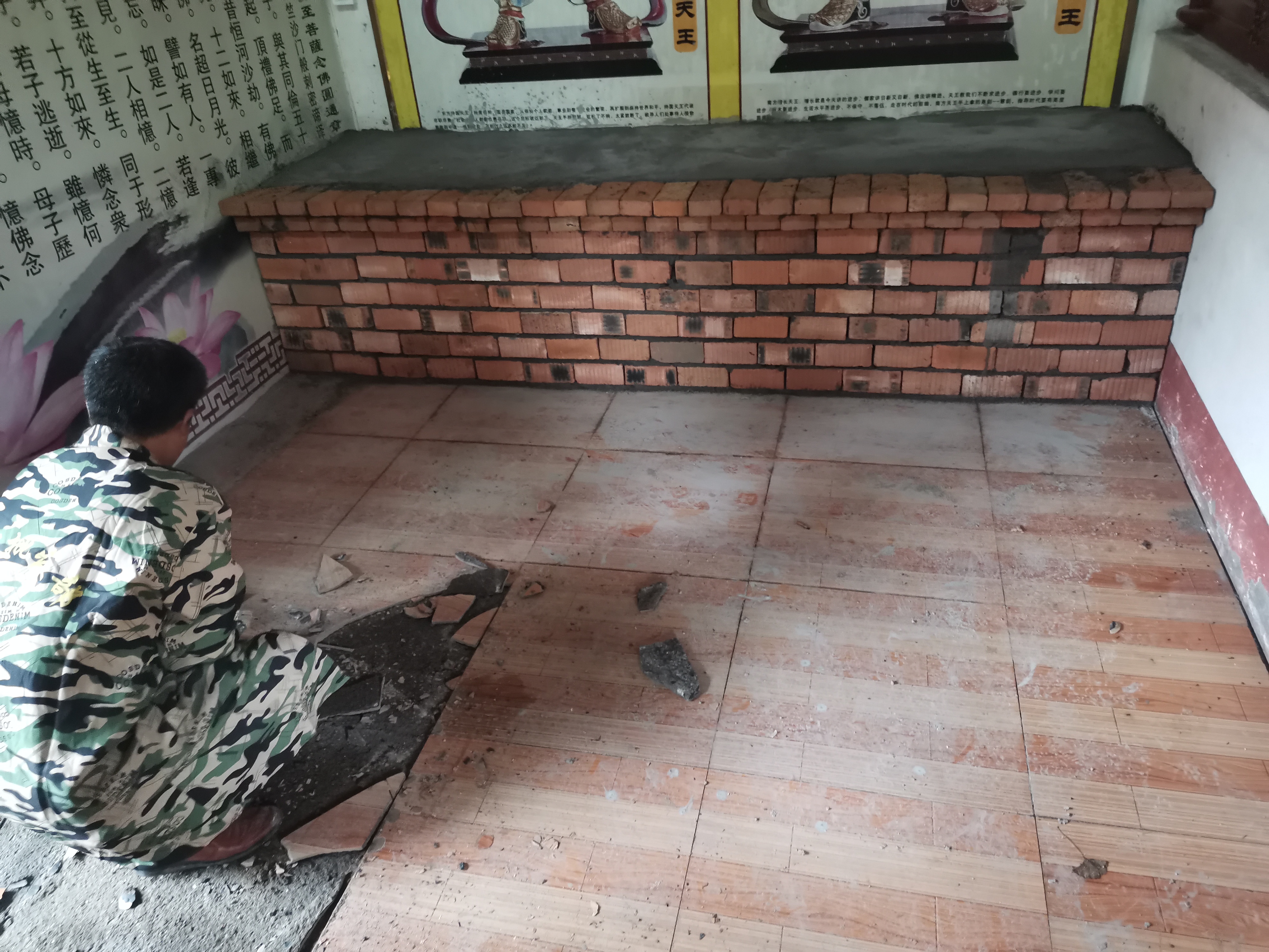 赢乐lV天王殿铺设地砖及牌匾贴金